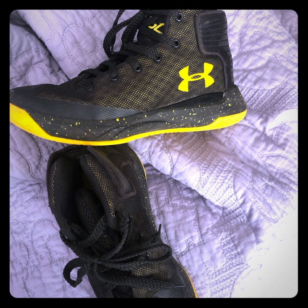 Under armour black & yellow high tops 3y